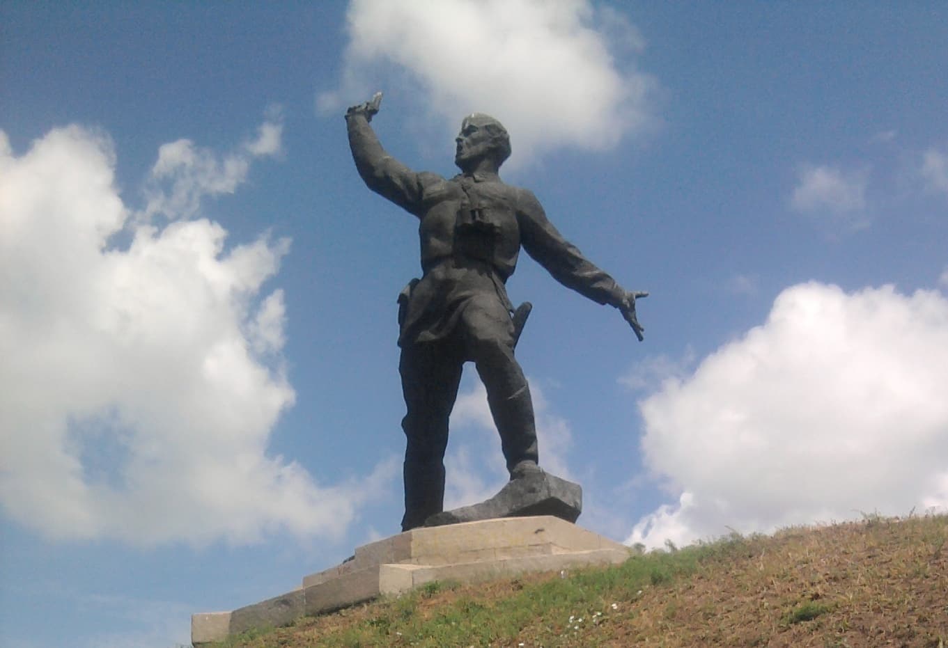 Monument to political instructors of Soviet Army, Slovianoserbsk