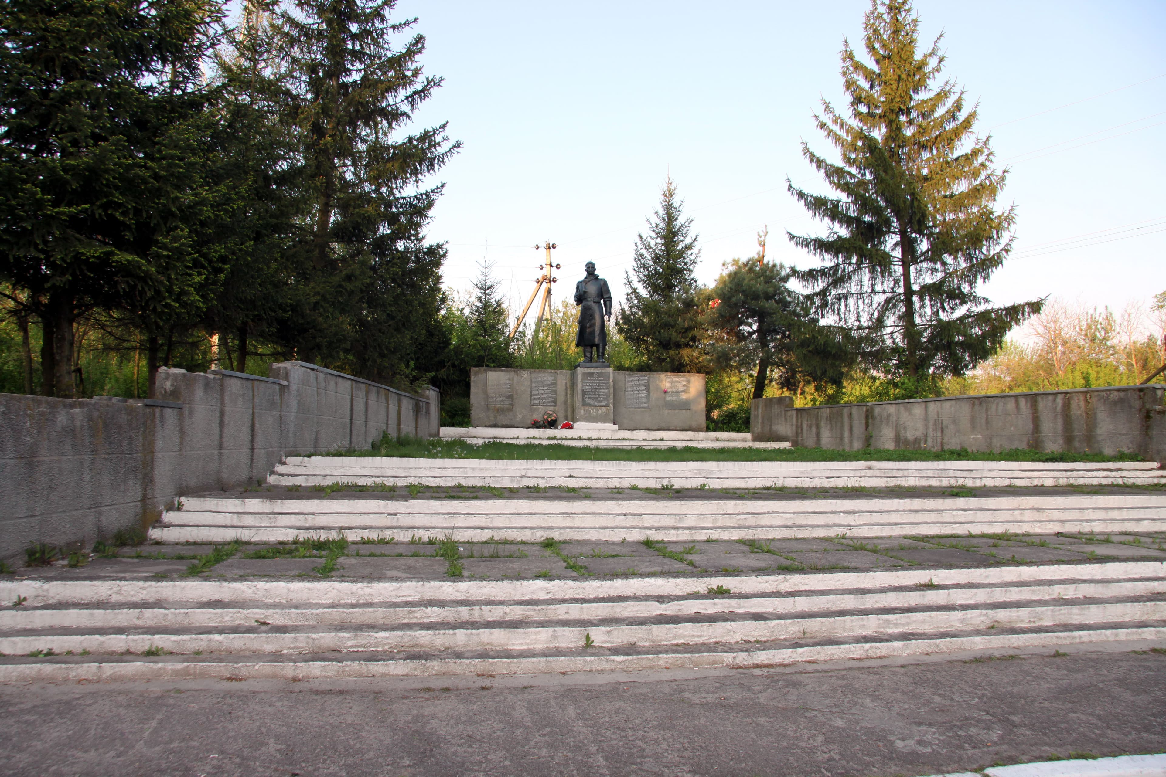 Monument to 90 Soviet soldiers-compatriots in Krupoderyntsi