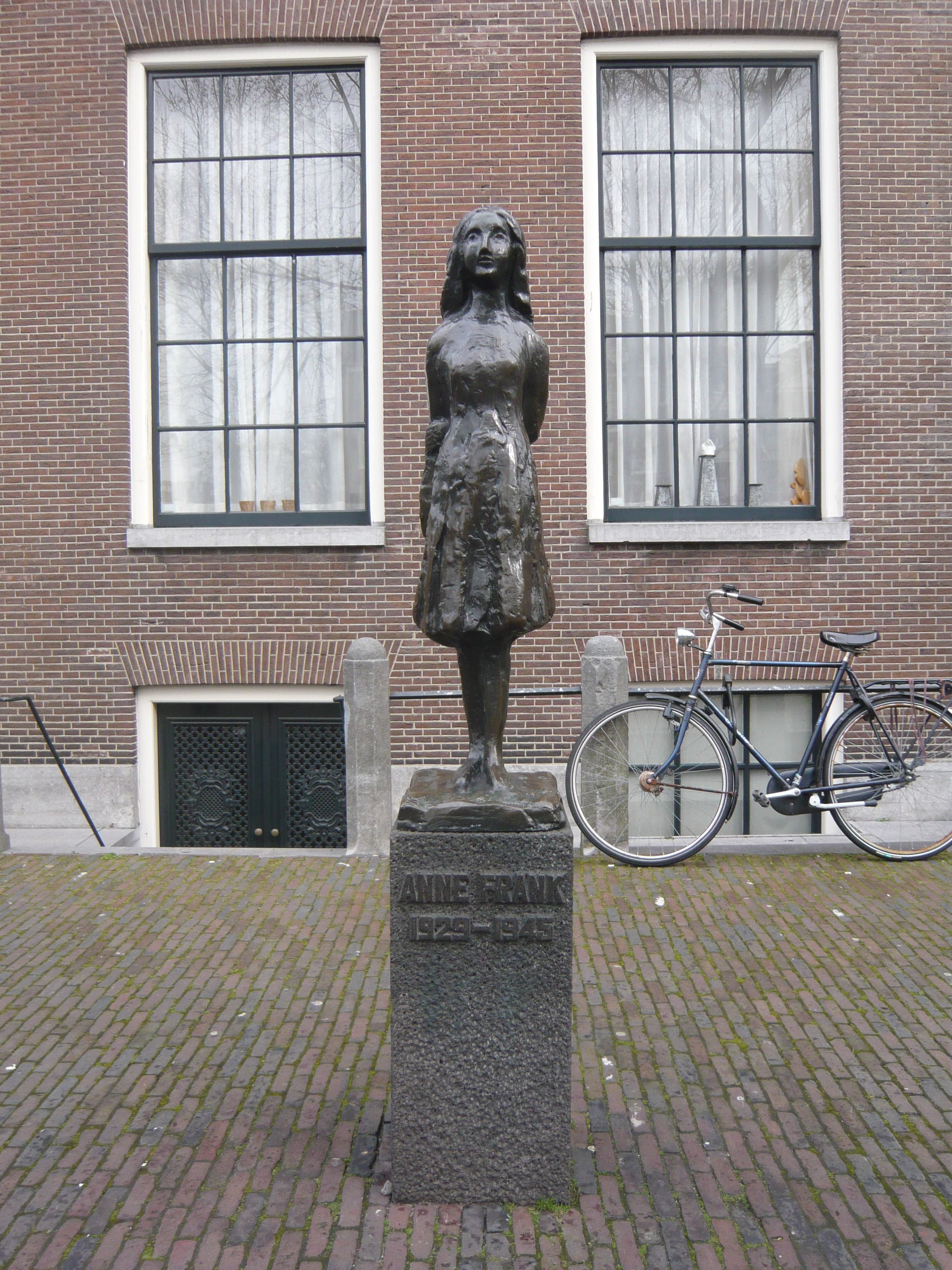 statue of Anne Frank