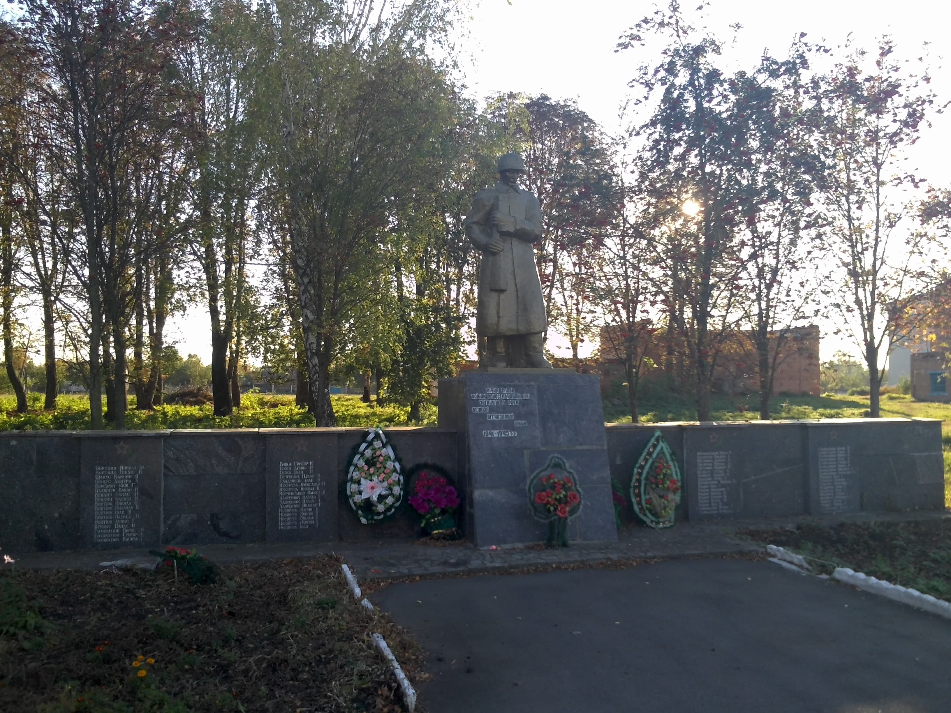 Monument to 100 Soviet soldiers-compatriots in Florianivka
