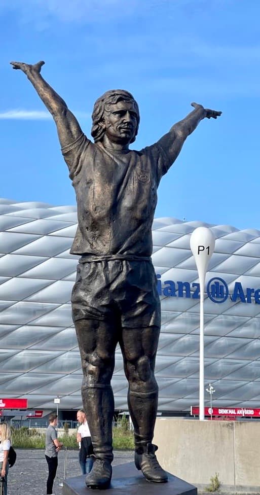 Gerd Müller statue