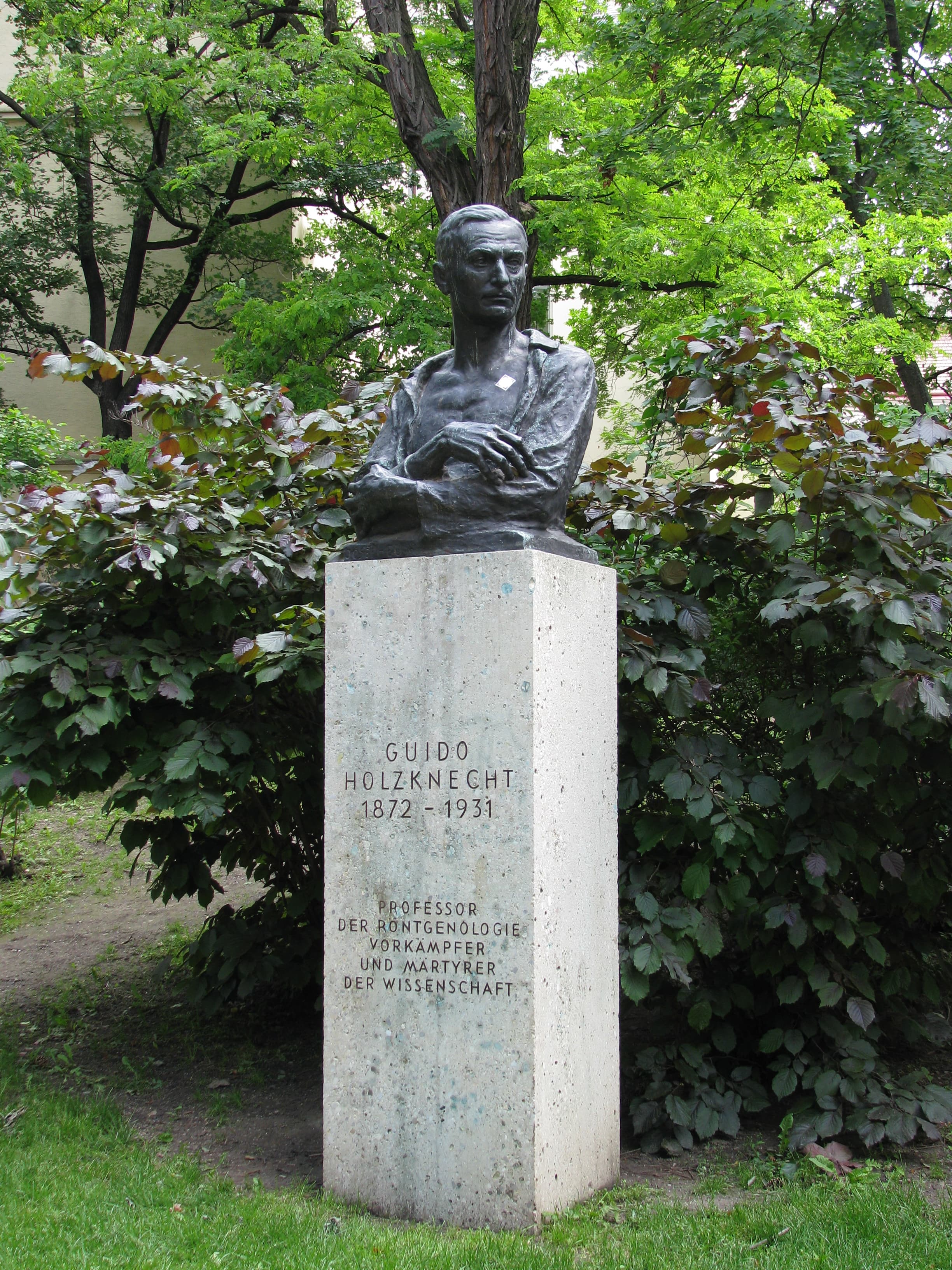 Guido Holzknecht monument, Arne-Karlsson-Park