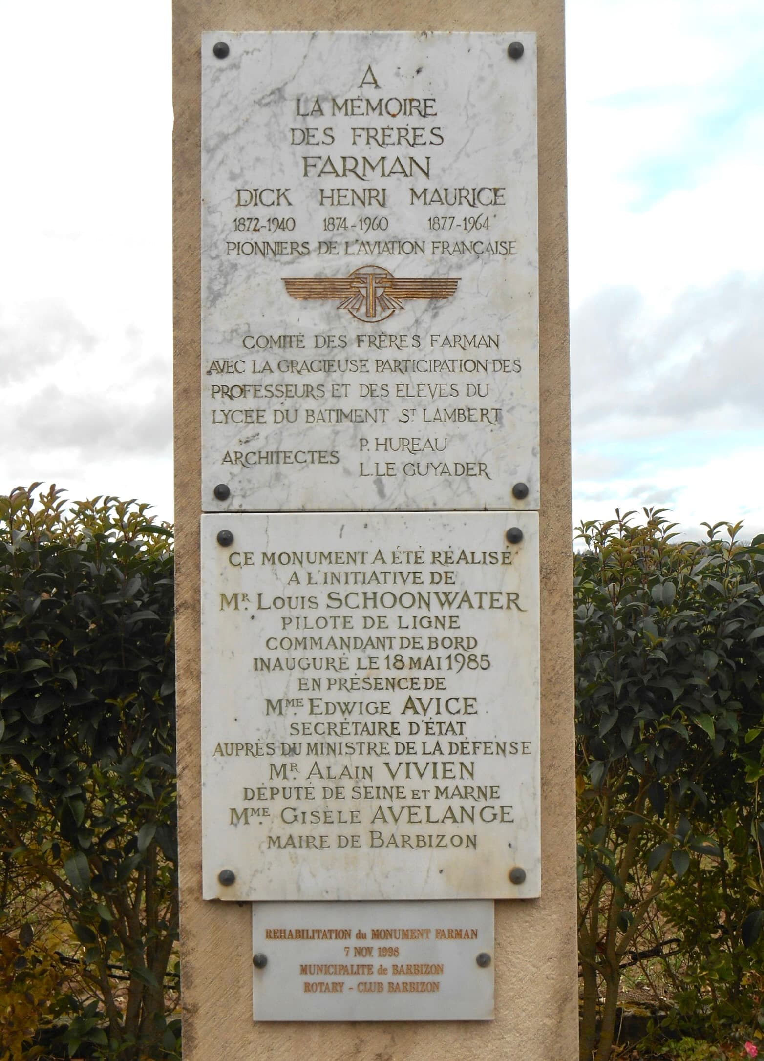 stele to the Farman brothers