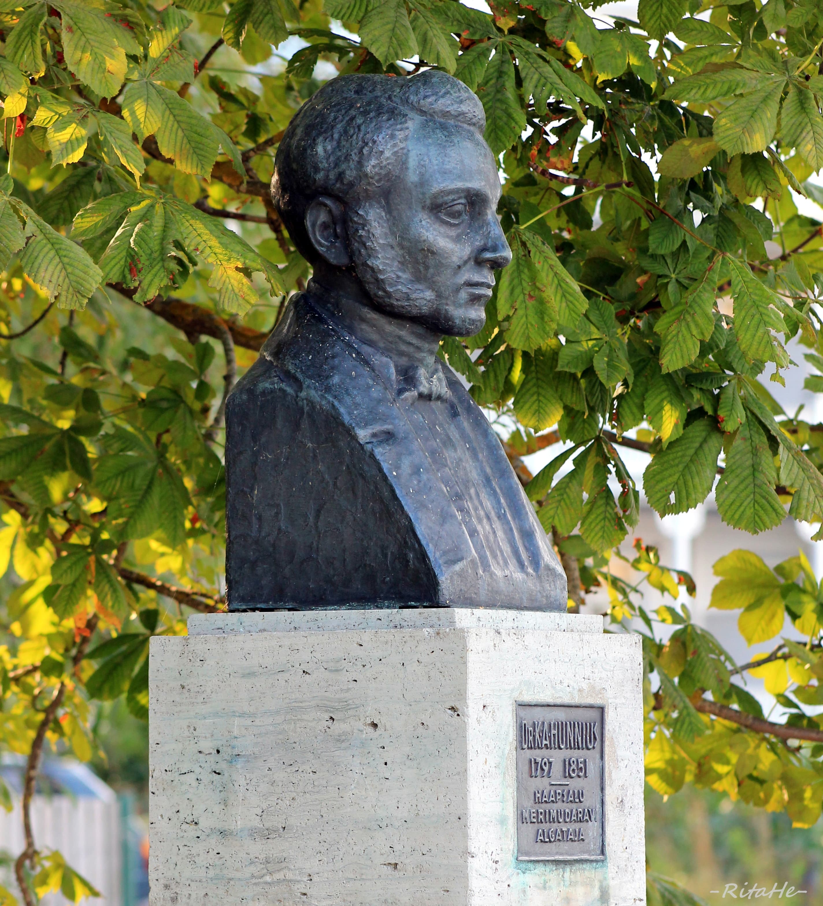 Carl Hunnius monument