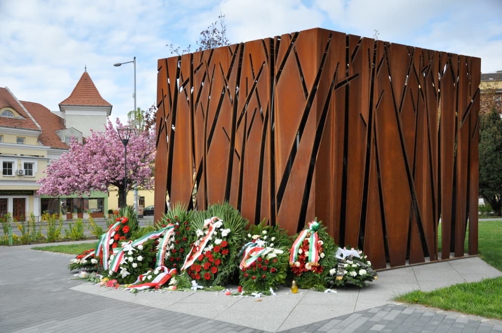 Monuments and memorials to the Katyń Massacre in Budapest