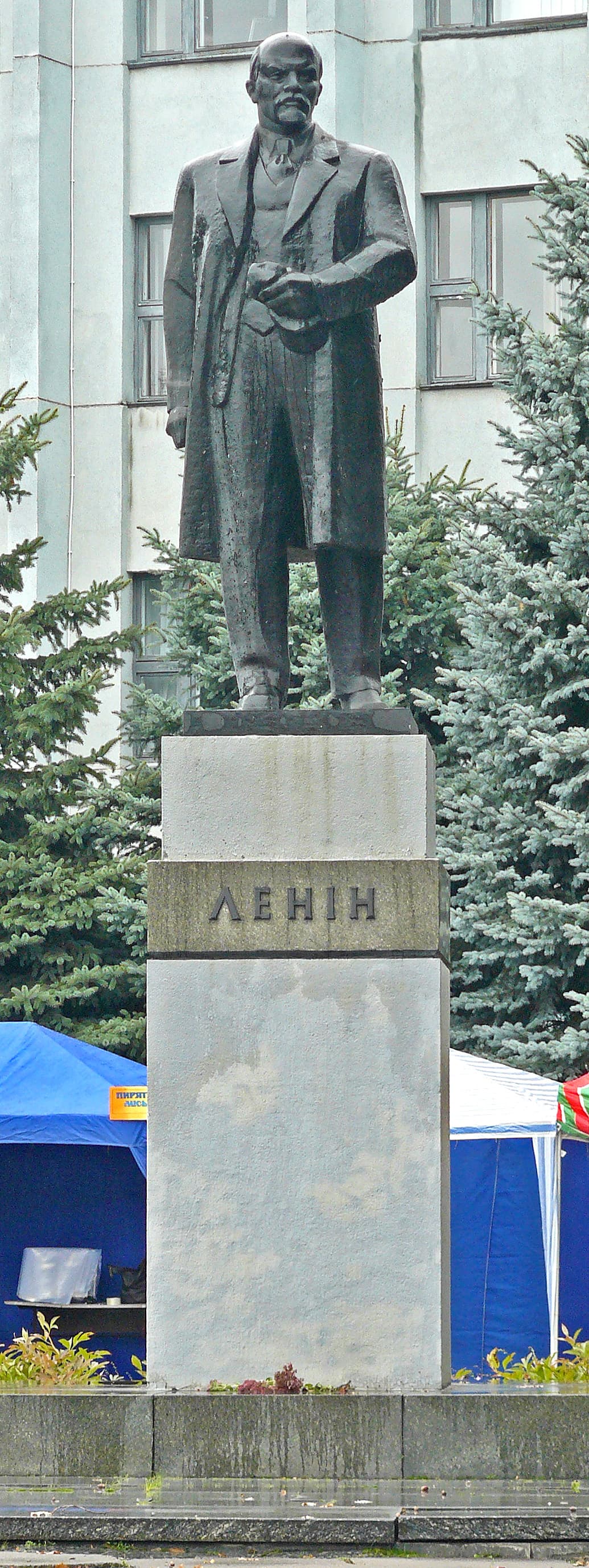 Monument to Vladimir Lenin in Pyriatyn