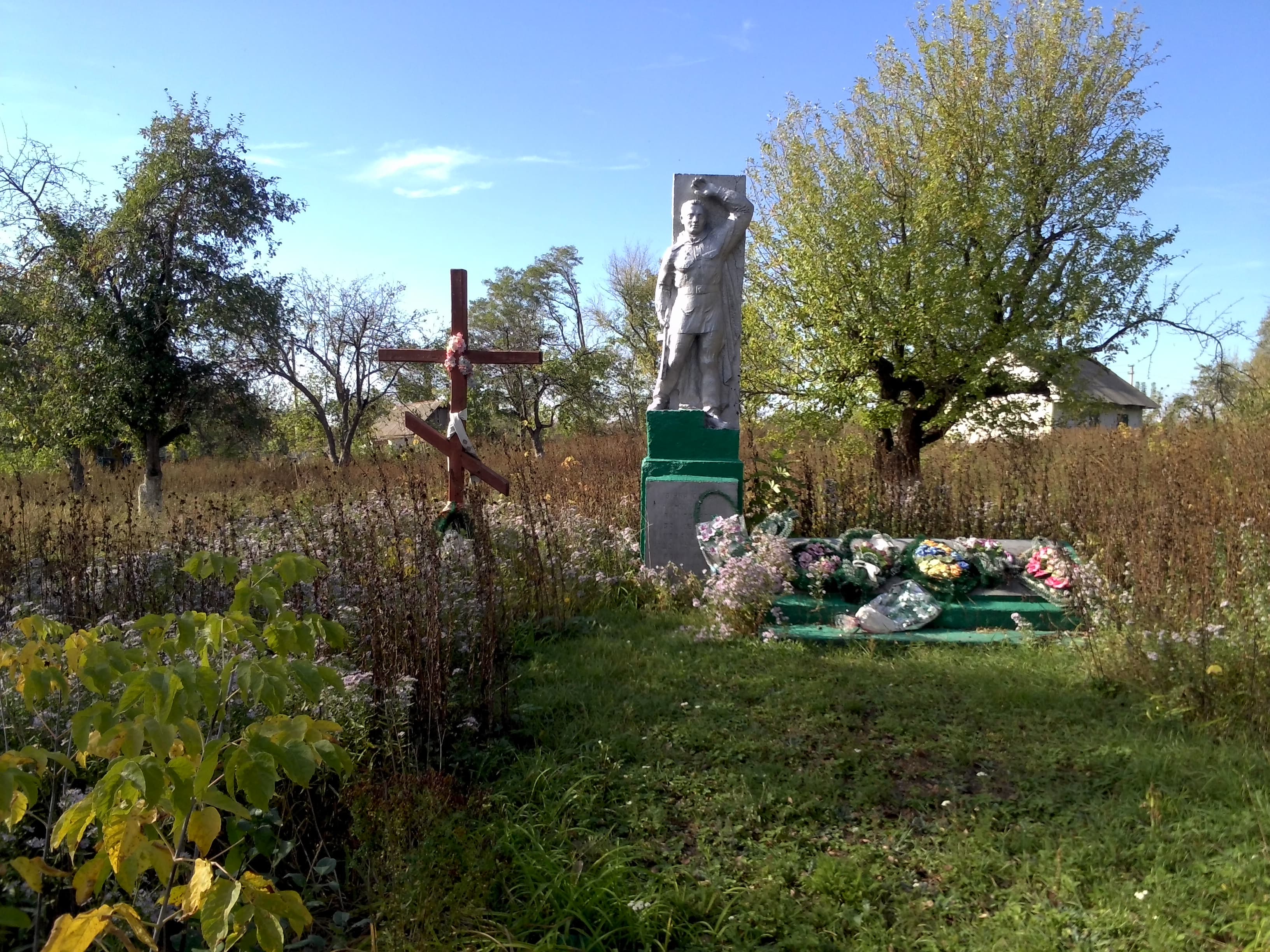 Monument to Soviet soldiers-compatriots in Lozivka