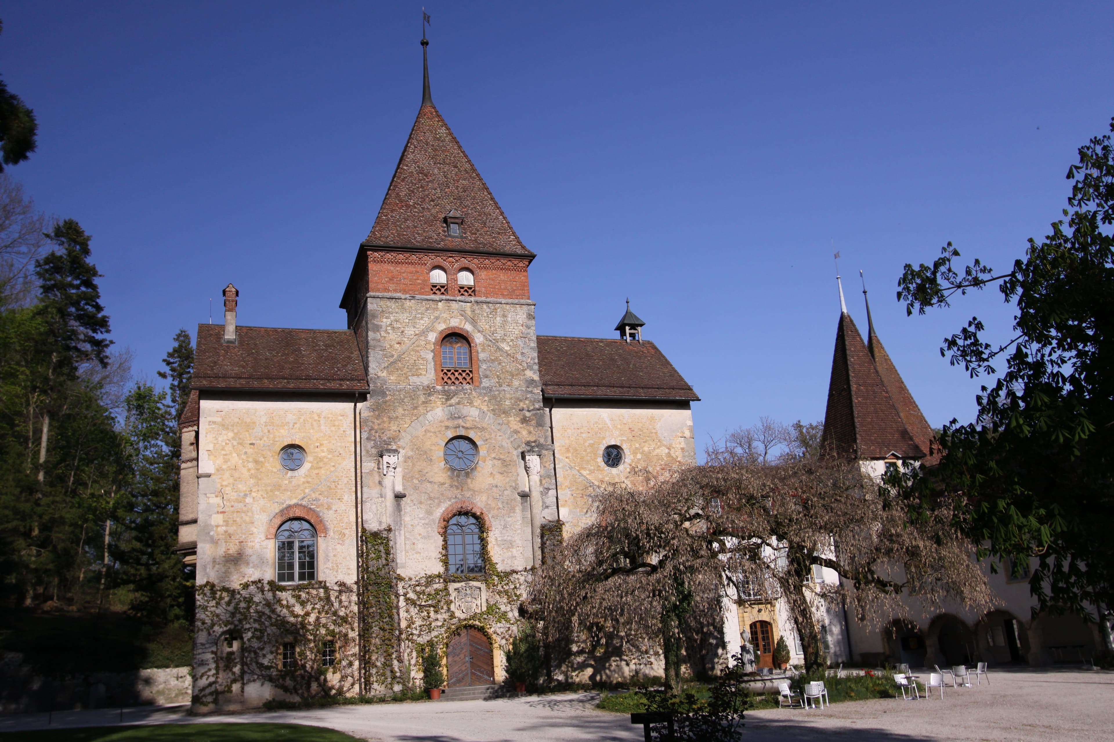 Münchenwiler Castle
