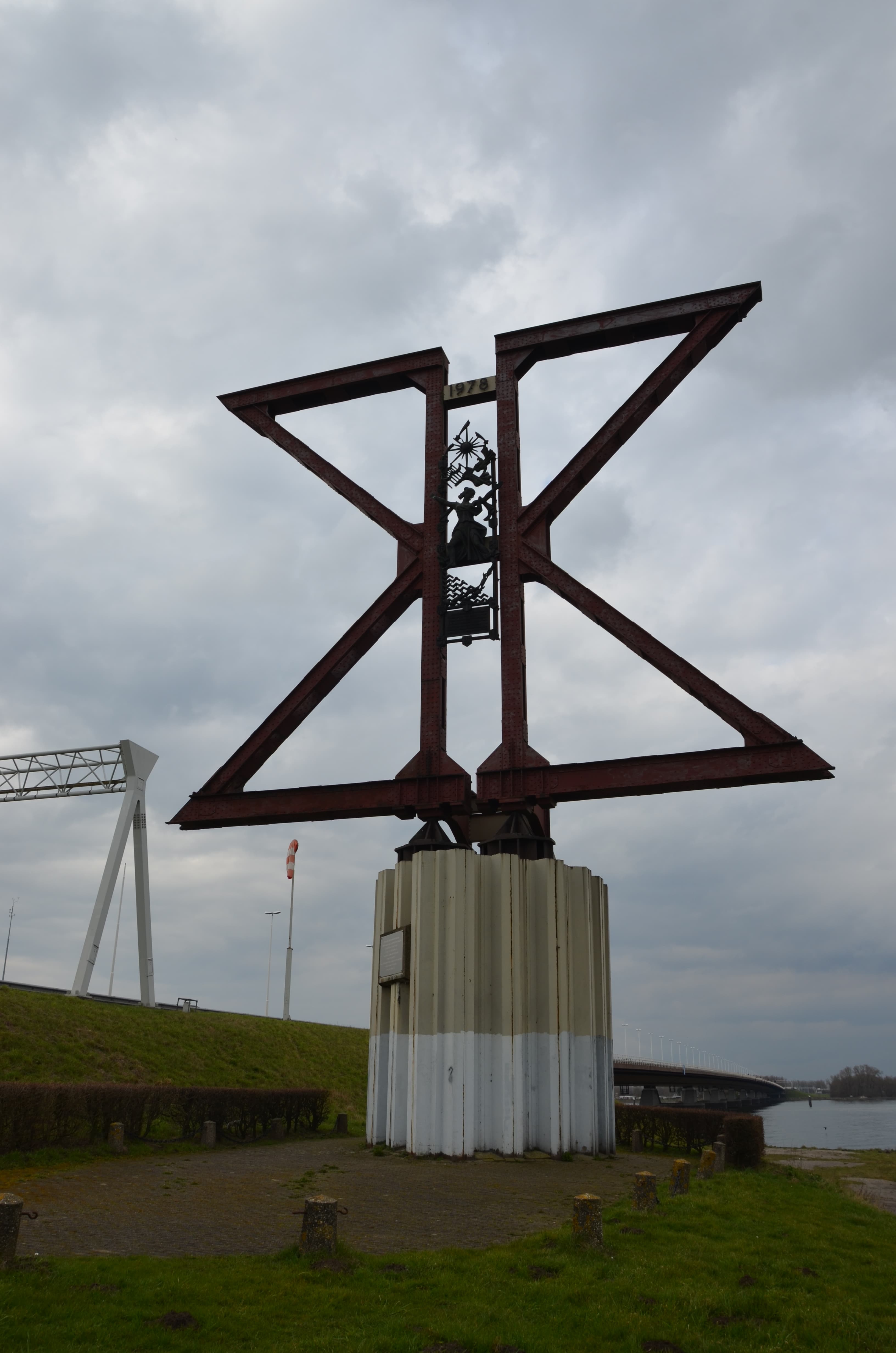 Monument Moerdijkbrug