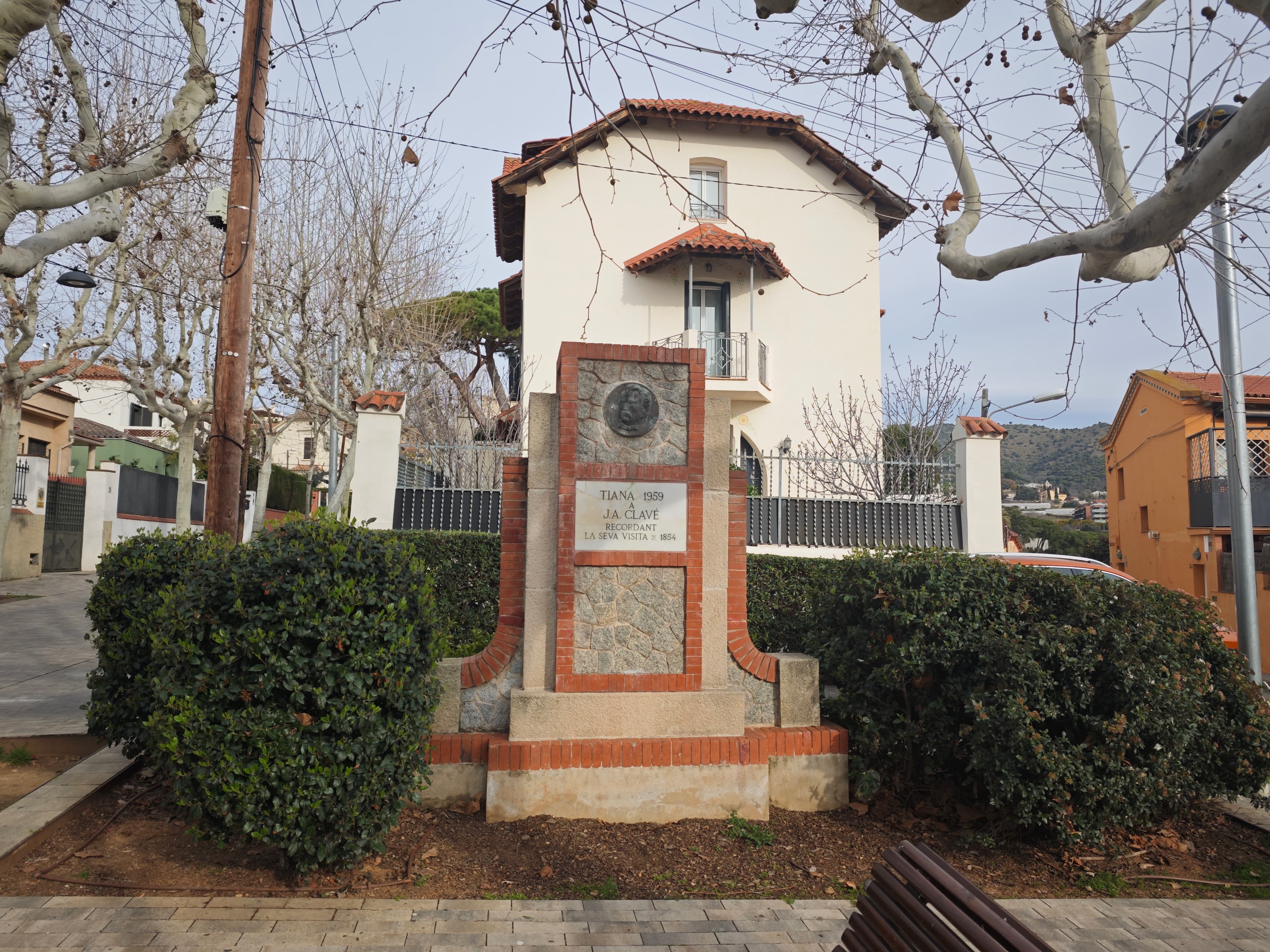 Monument a Clavé, a Tiana