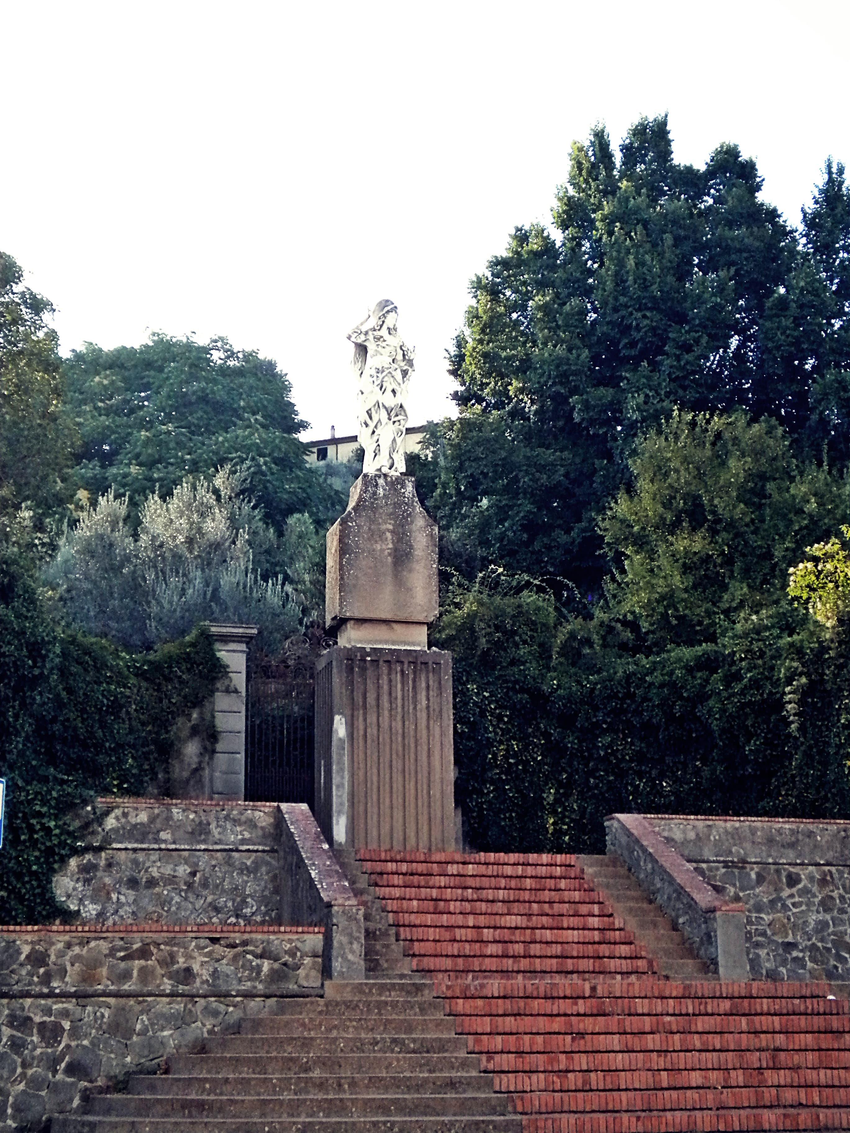 Monumento in piazza della Chiesa