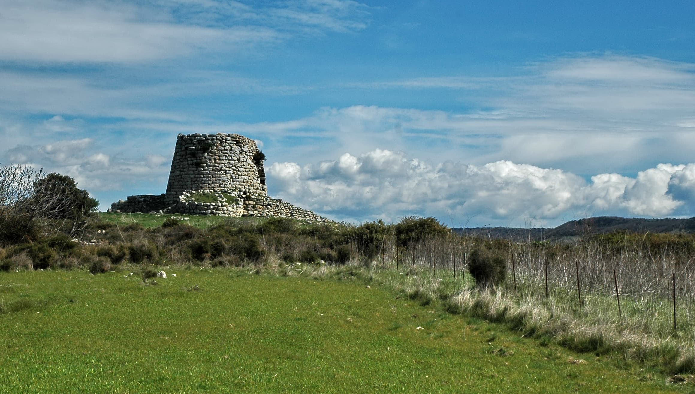 nuraghe  Is Paras