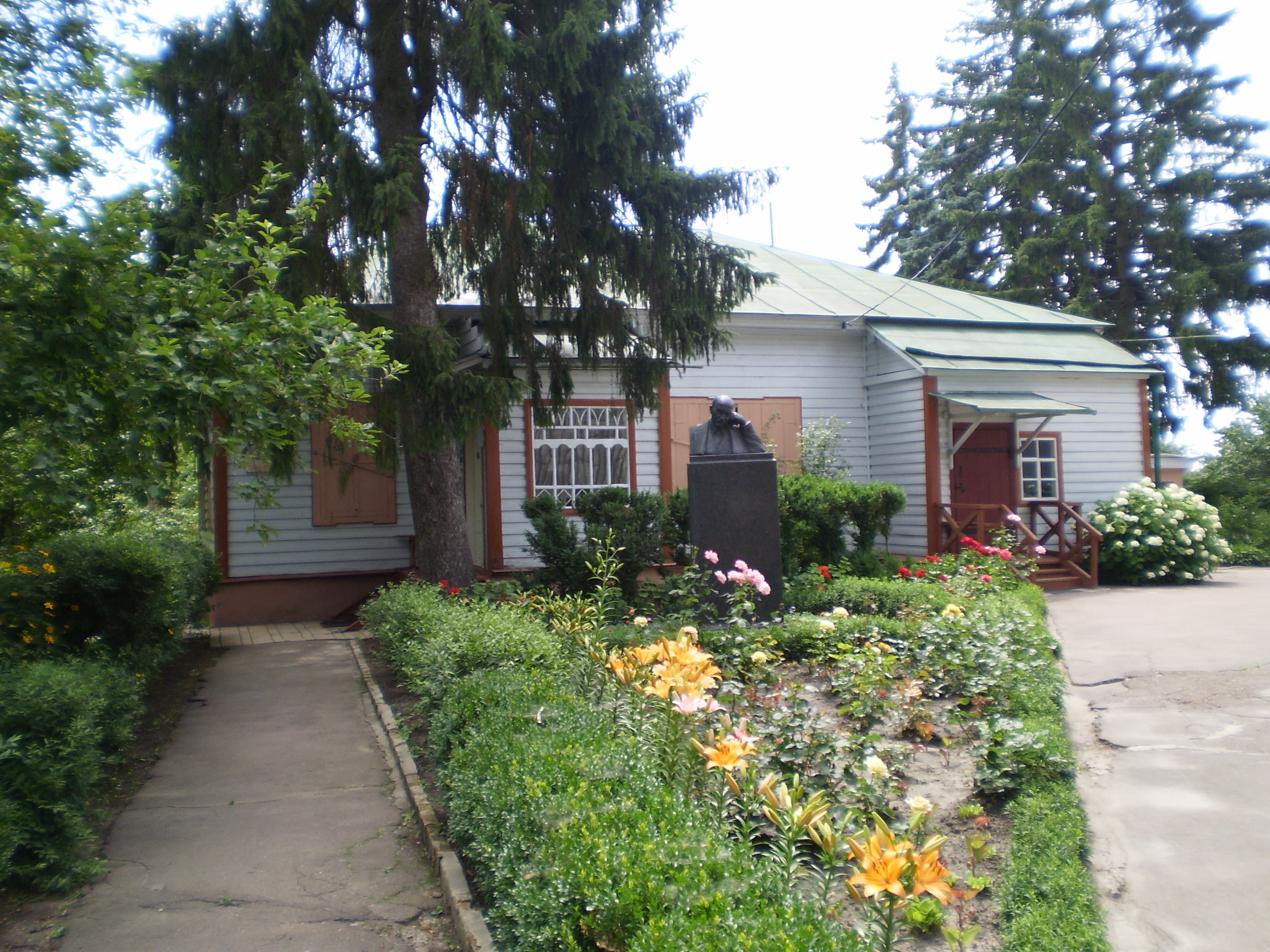 Mykhailo Kotsiubynsky manor house in Chernihiv
