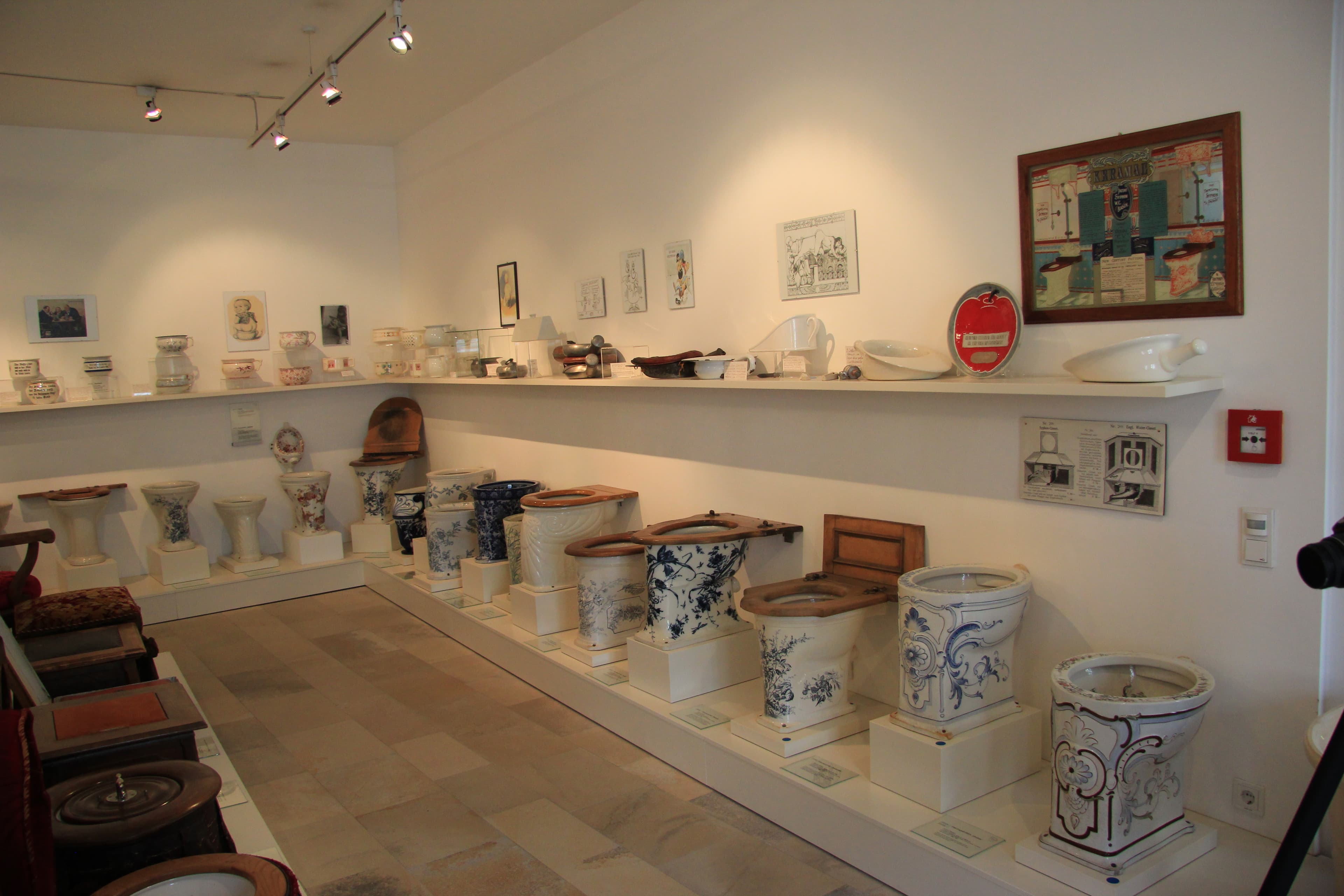 Exhibition "Klo & So"