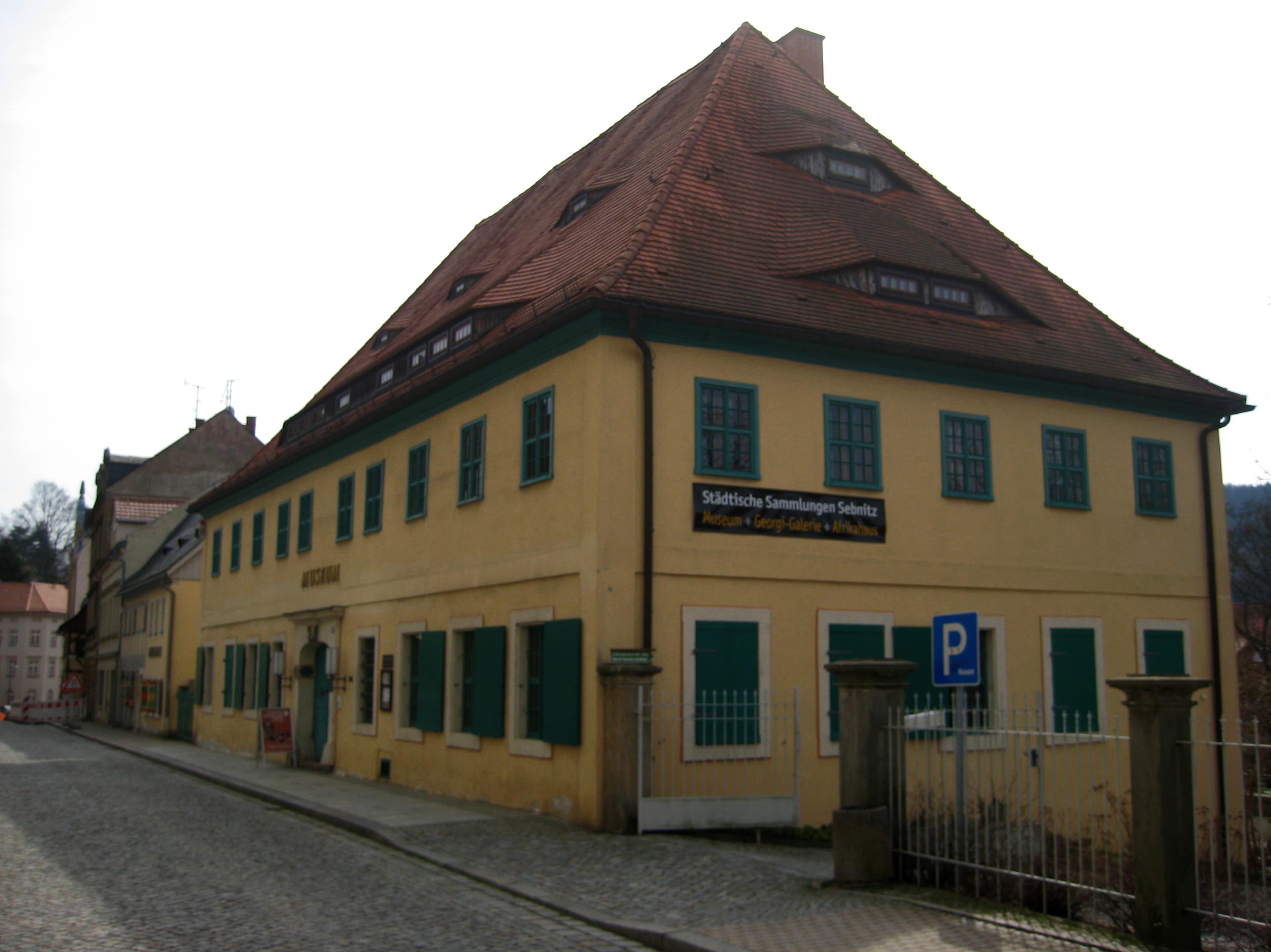 Residential house in open development with rear extension, portal and door leaf as well as garden with garden house, terrace and staircase (garden monument) Hertigswalder Straße 12