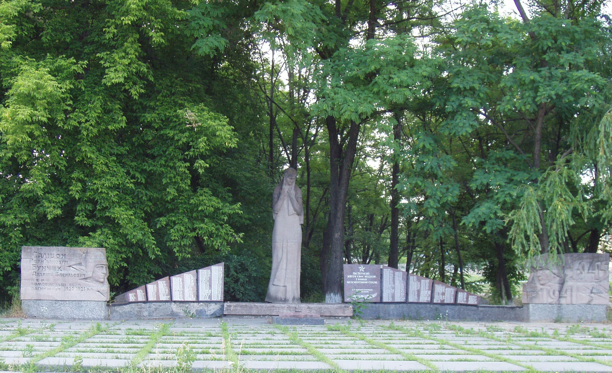Monument to Soviet soldiers-countrymen in Soshnykiv