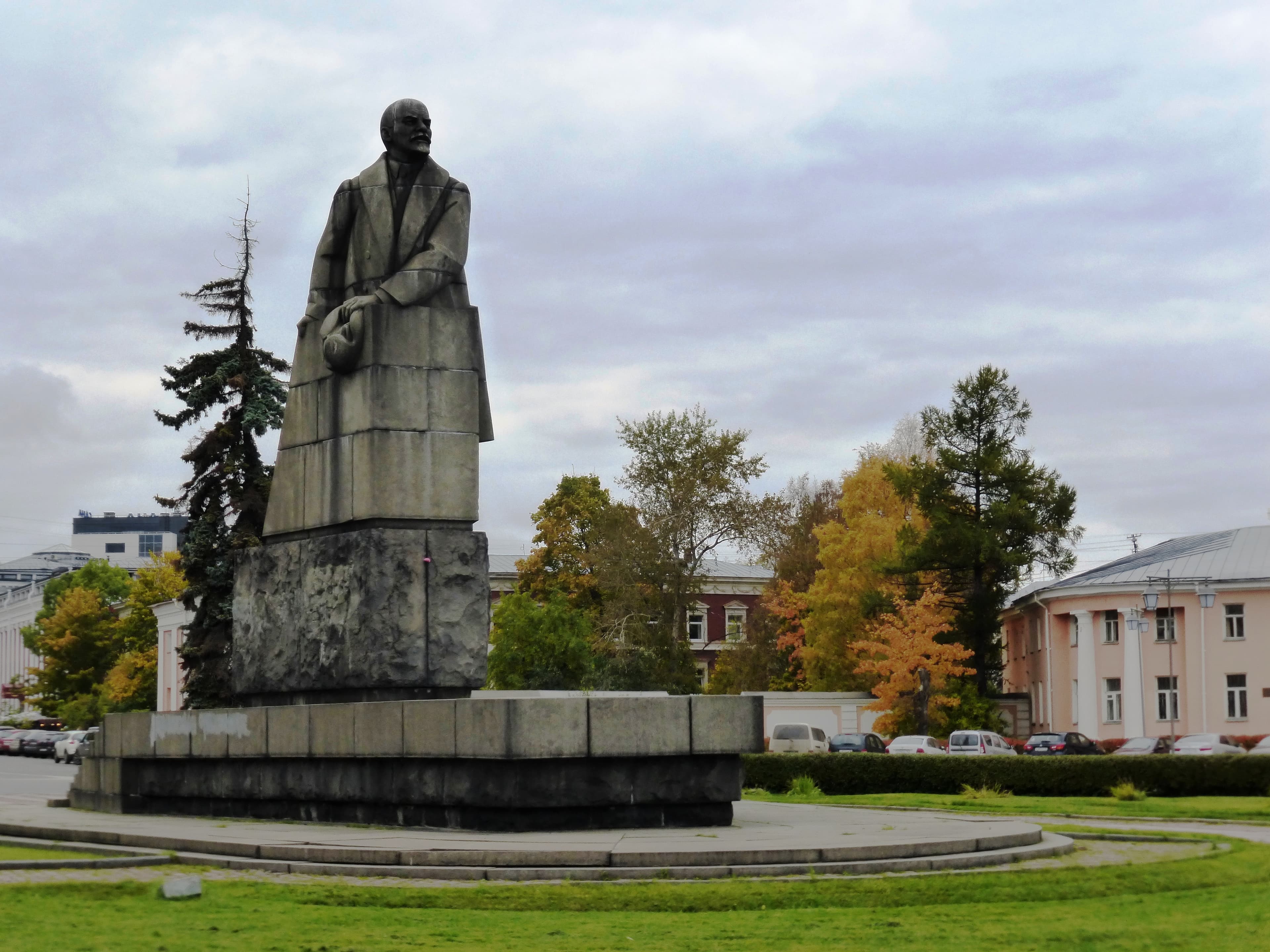 statue of Lenin in Petrozavodsk