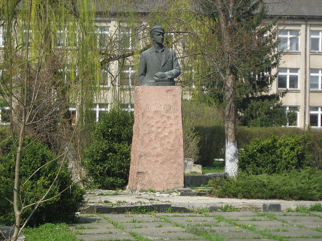 Monument to Dmitriy Vakarov, Iza