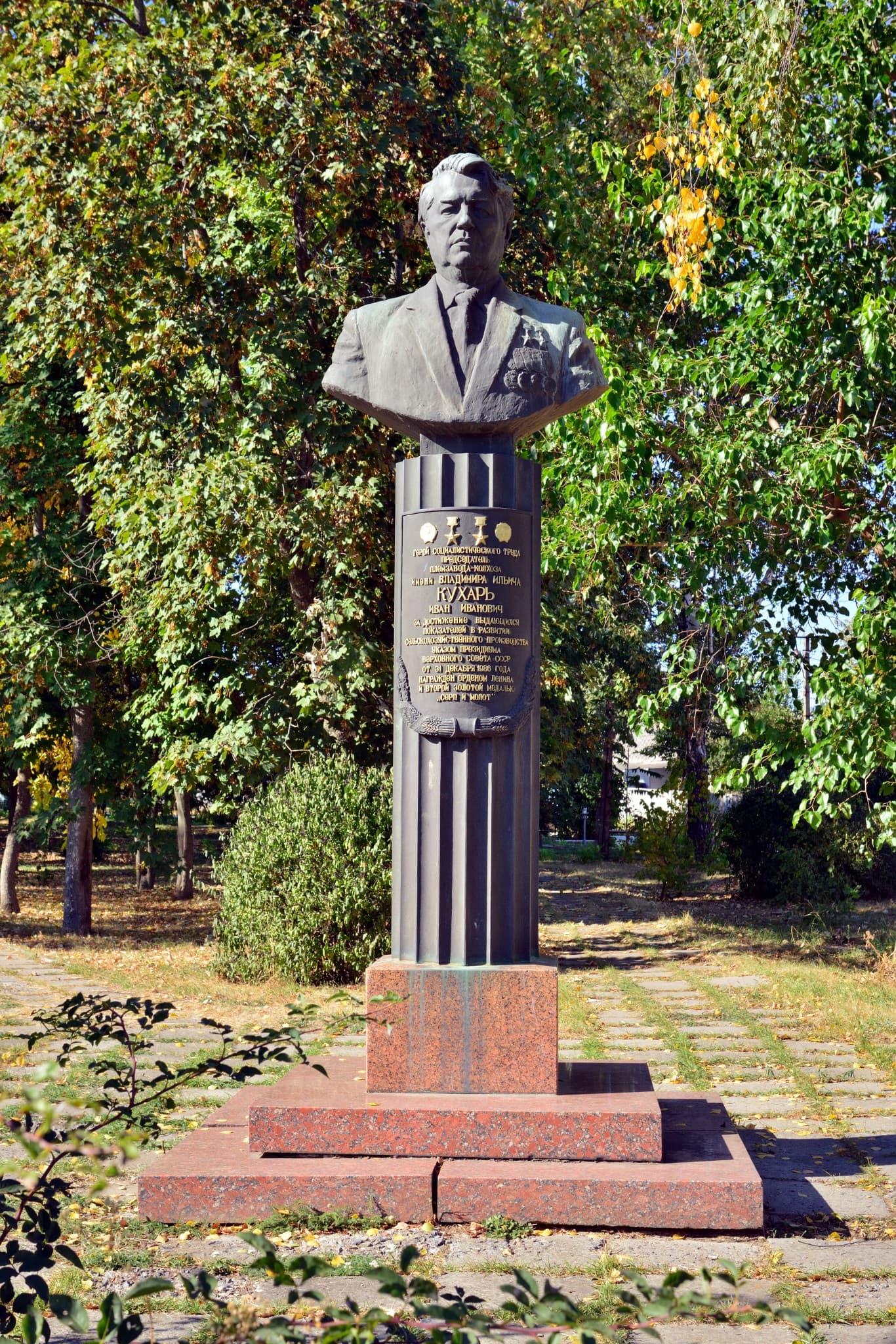 Monument to Ivan Kukhar in Dykanka